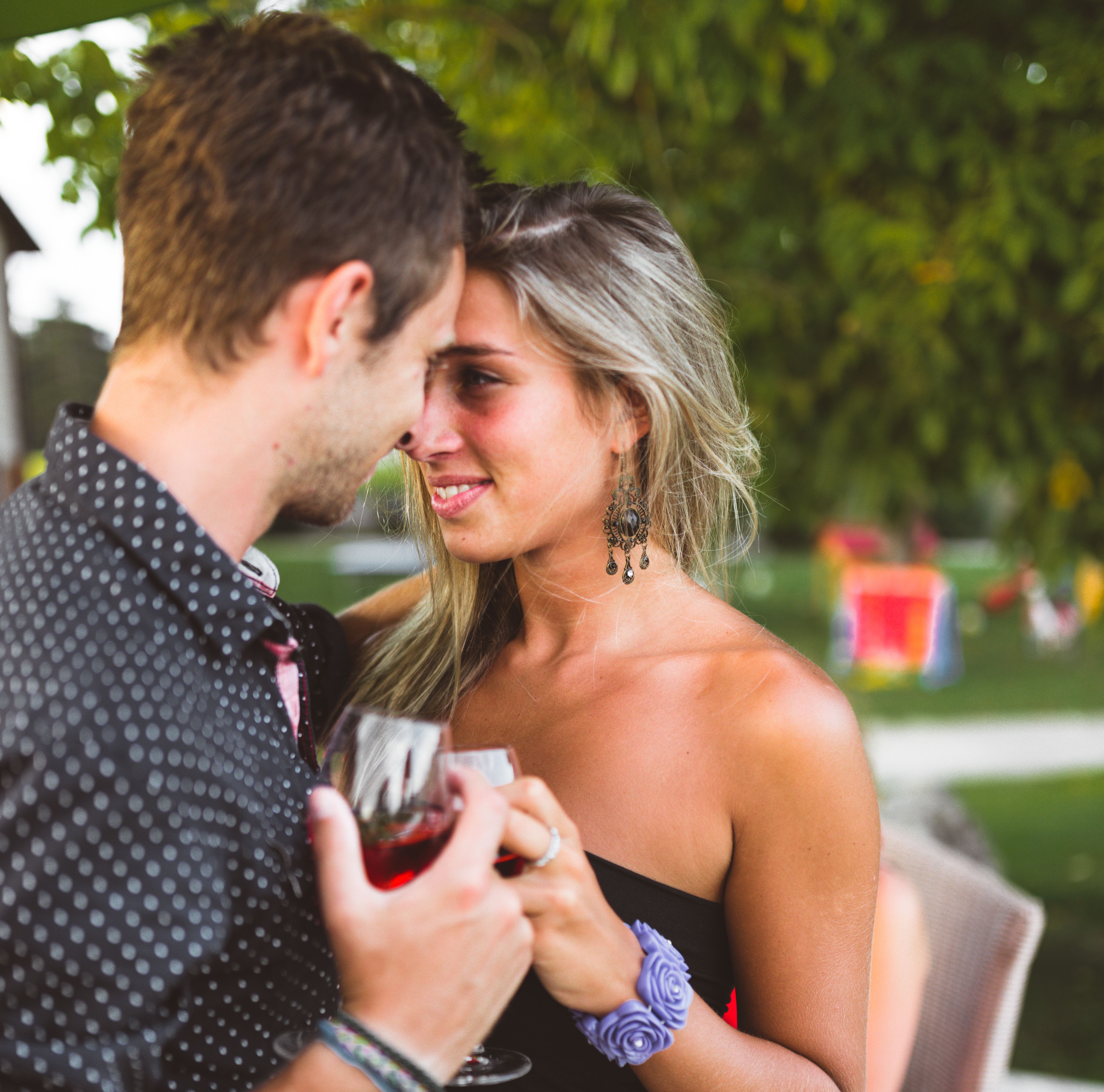 Paar im Freien – Symbolbild für Dating-Tipps und Trends.